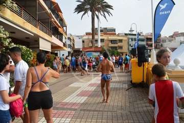 Alberto Rdríguez e Isabel Navarro triunfan en la XVII Travesía a Nado de Salinetas (Foto TA)